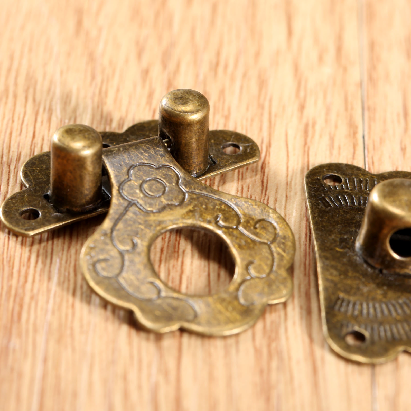Cerradura de cerrojos de bronc - Antique Brass Hook reseña y precio